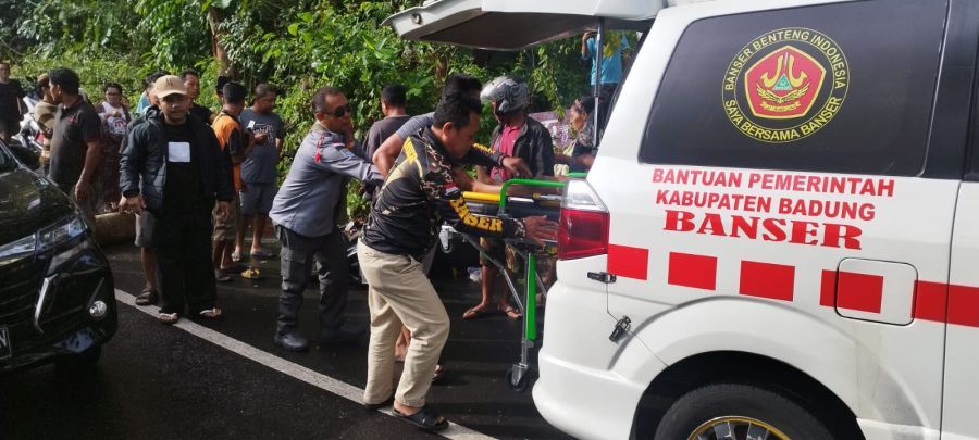 Petugas mengevakuasi pengendara sepeda motor Damianus Eka Budiman yang tertimpa pohon tumbang di Jalan Toyaning II, Ungasan, Kuta Selatan, Badung, Bali, Senin (27/4/2026). (foto/hes)
