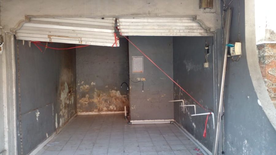 Maling menggasak rolling door di sebuah rumah toko di kawasan Jalan Mertanadi, Kelurahan Kerobokan Kelod, Kuta Utara, Badung, Bali, Senin (28/9/2026). (foto/hes)