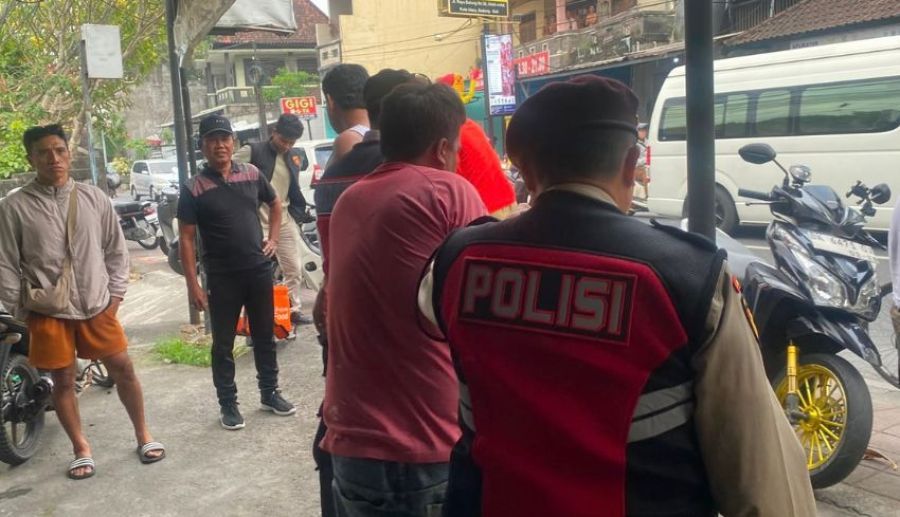 Maling ditangkap massa setelah dipergoki mencuri meteran air milik PDAM Kabupaten Badung, di kawasan Desa Dalung, Kecamatan Kuta Utara, Badung, Bali, Selasa (29/9/2026). (foto/hes)