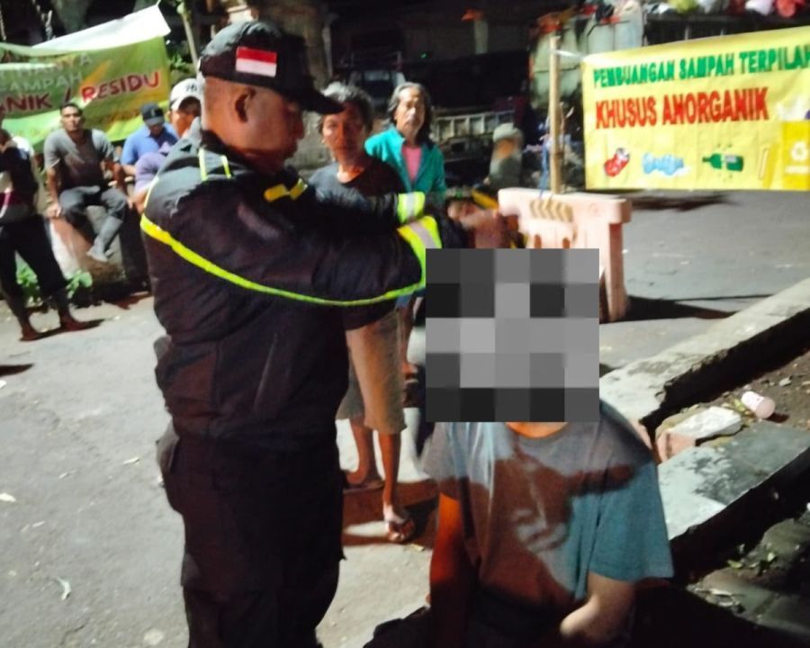 Seorang remaja ditangkap warga karena mencuri sepeda motor Honda Vario yang terparkir di pinggir jalan di depan Pasar Desa Tegal Harum Jalan Gunung Rinjani, Tegal Harum, Denpasar Barat, Denpasar  Bali. (foto/hes)