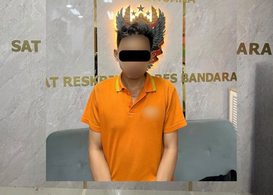 NE, porter yang diduga mencuri uang milik penumpang di Make Up Area Terminal Keberangkatan Domestik Bandara I Gusti Ngurah Rai, Badung, Bali, Jumat (2/10/2026). (foto/hes)