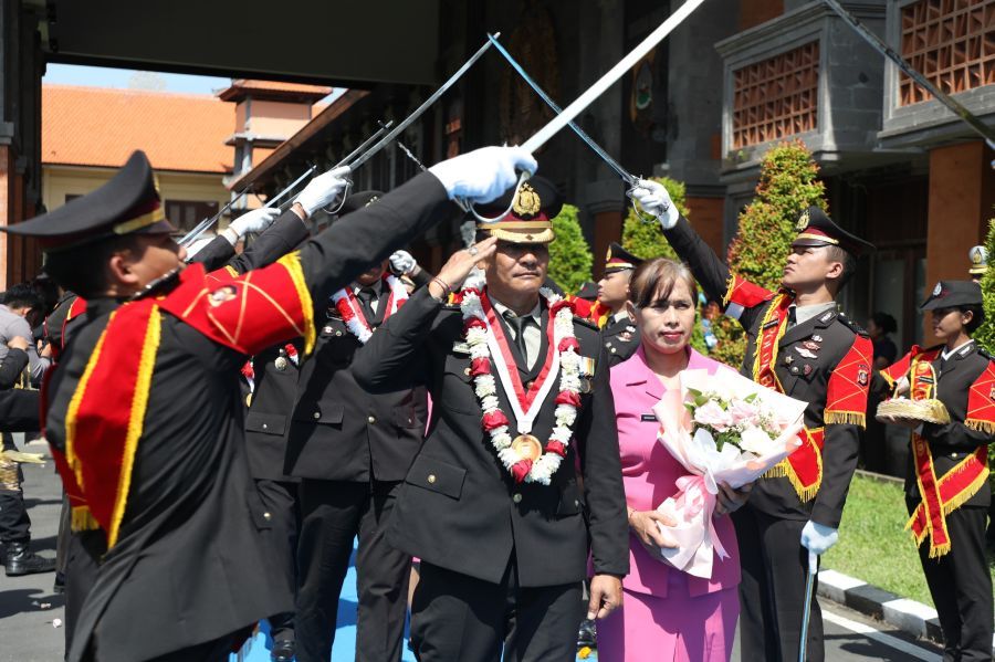 Sebanyak 408 personel polisi yang memasuki masa purnabakti dilepas oleh Kapolda Bali Irjenpol Daniel Adityajaya di Gedung Presisi Polda Bali Jalan WR Supratman, Denpasar, Bali, Selasa (4/11/2025). (foto/hes)