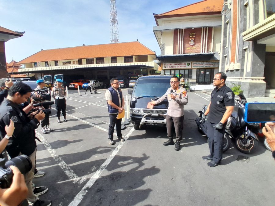 Kapolresta Denpasar, Kombes Pol Leonardo D Simatupang menjelaskan tentang kasus pencurian mobil pick up, di Mapolresta Denpasar, Bali, Kamis (23/4/2026). (foto/hes)