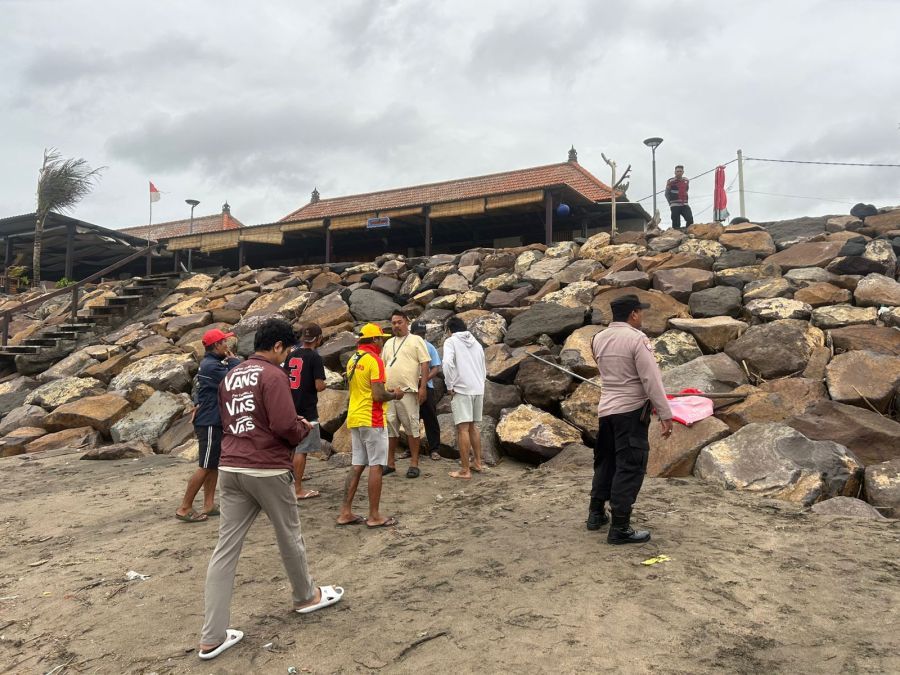 Mayat bayi ditemukan terdampar di Pantai Batu Belig, tepatnya di depan Restoran Warung Santai Jalan Batu Belig No. 33, Kerobokan Kelod, Kuta Utara, Kabupaten Badung, Bali, Kamis (22/1/2026) (foto/hes)