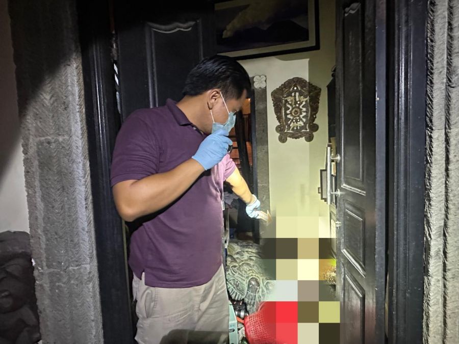 Warga dikejutkan penemuan mayat bule Ukraina berinisial VK membusuk di rumah kontrakan di Perumahan Mahesatama, Jalan Bambu Kuning I Nomor 23, Banjar Umabuluh, Desa Canggu, Kecamatan Kuta Utara, Badung, Bali, Rabu (7/10/2026). (foto/hes)
