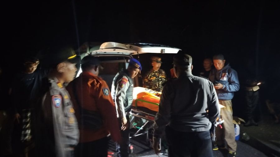 Petugas mengevakuasi mayat pria tanpa identitas yang tergeletak di atas batu karang tepian Pantai Savaya, Kuta Selatan, Badung, Bali, Minggu (19/4/2026). (foto/hes)