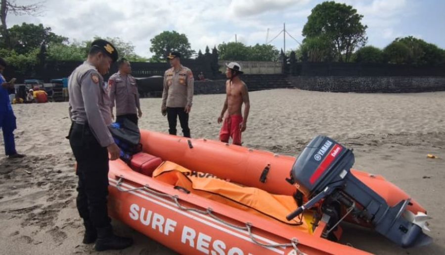 Polisi mengevakuasi mayat pria diduga Warga Negara Asing (WNA) ditemukan mengapung di perairan Pantai Batu Mejan, Desa Canggu, Kecamatan Kuta Utara, Badung, Bali, Kamis (30/7/2026). (foto/hes)