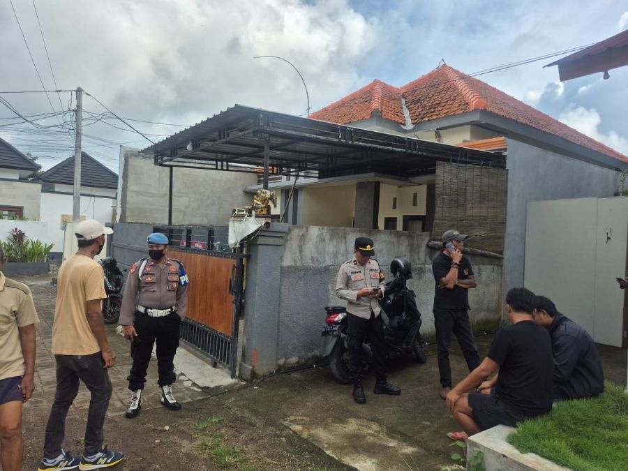 Polisi dan warga memeriksa keadaan di kantor tempat mayat Ngatono ditemukan membusuk di bekas kantor kontruksi di Jalan Blong Keker Gang Nakula, Lingkungan Cengiling, Kelurahan Jimbaran, Kuta Selatan, Badung, Bali, Minggu (17/5/2026). (foto/hes)