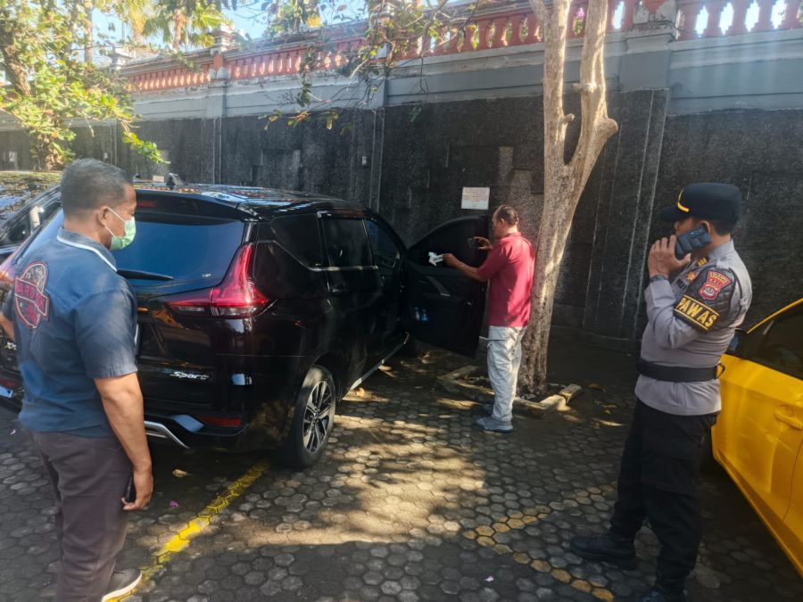 Polisi melakukan olah TKP tempat Ketut Purnayasa ditemukan meninggal dalam mobil di tempat parkir Hotel Bintang Bali Resort Jalan Kartika Plaza Kuta, Kecamatan Kuta, Badung, Bali, Senin (27/7/2026). (foto/hes)