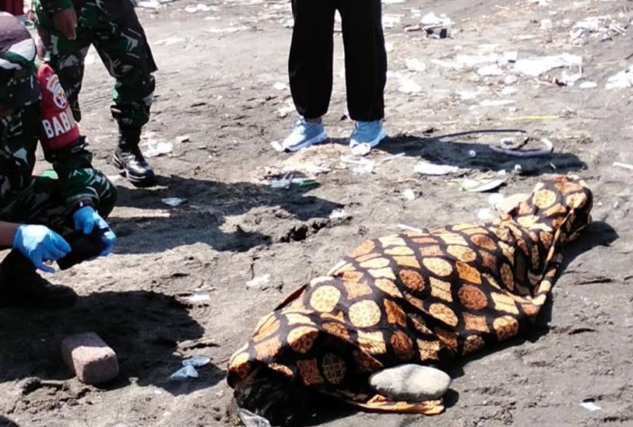 Sesosok mayat perempuan ditemukan terdampar di Pantai Padang Galak, Desa Kesiman Petilan, Kecamatan Denpasar Timur, Denpasar, Bali, Jumat (14/8/2026). (foto/hes)