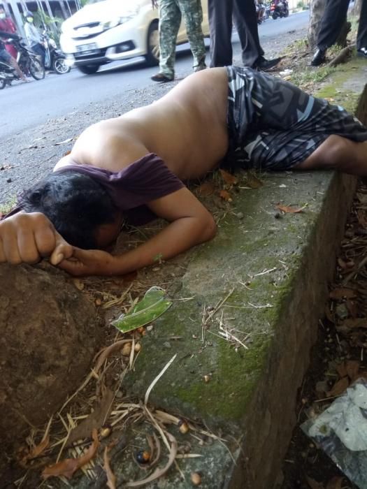 podiumnews.com-Tergeletak di Pinggir Jalan, Mayat Pria Gegerkan Warga Renon 