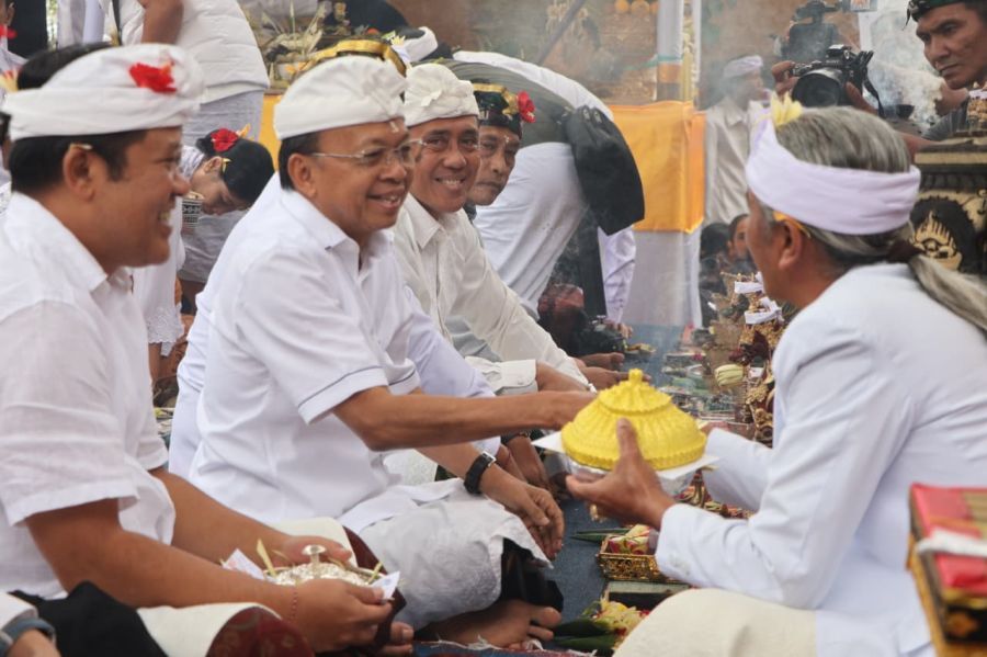 Gubernur Bali Wayan Koster menghadiri secara langsung prosesi Bakti Caru Resi Gana dan Pemelaspas Bale Pemaruman di Pura Alas Arum Batur, Desa Pakraman Batur, Kintamani, Bangli, Bali, Selasa (3/3/2026). (Foto/sukadana)