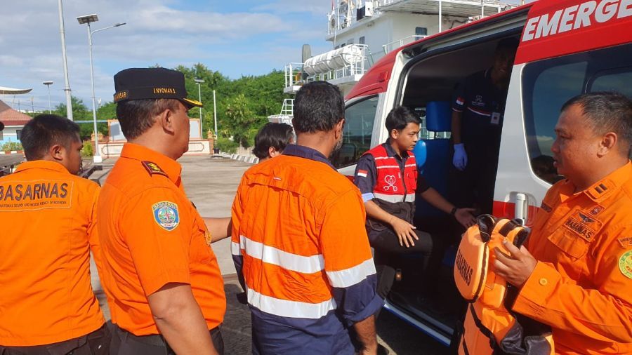 Tim SAR gabungan melakukan evakuasi medis terhadap kru Kapal LC Astrolabe yang mengalami masalah kesehatan di Perairan Selat Badung, Bali, Senin (19/1/2026). (foto/hes)
