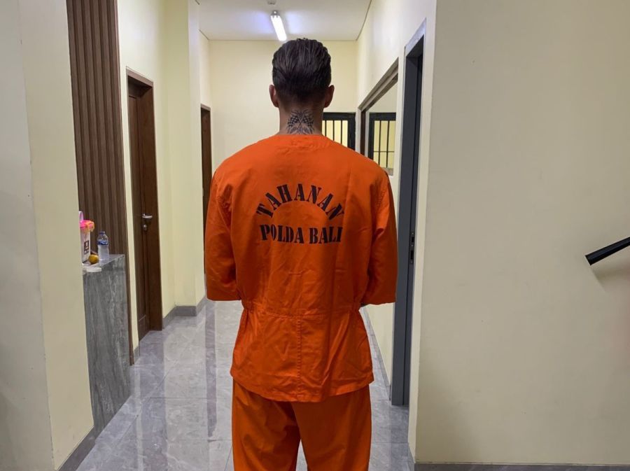 Menghina perayaan Nyepi dan viral di media sosial, bule asal Swiss berinisial LAZ ditangkap Subdit III Direktorat Reserse Siber Polda Bali, Sabtu (21/3/2026) dini hari. (foto/hes)