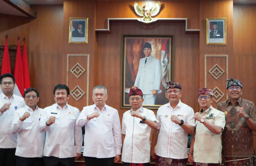 Gubernur Bali, Wayan Koster bersama Menteri Perhubungan Republik Indonesia (Menhub RI), Dudy Purwagandhi membahas program penguatan transportasi udara, laut dan darat di Provinsi Bali dalam pertemuan yang berlangsung di Ruang Rapat Kertha Sabha, Jayasabha, Denpasar, Bali, Kamis (9/7/2026). (foto/sukadana)