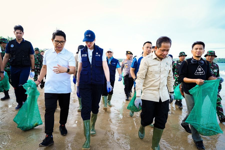 Menteri LH, Hanif Faisol Nurofiq dan Menteri Pariwisata, Widiyanti Putri Wardhana bersama Bupati Wayan Adi Arnawa serta Wabup Bagus Alit Sucipta saat Aksi Bersih Sampah Laut di Pantai Kedonganan, Kecamatan Kuta, Badung, Bali, Jumat (6/2/2026). (foto/adi)