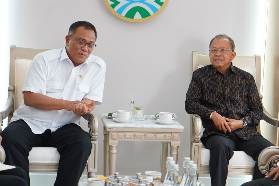 Menteri Lingkungan Hidup Mohammad Jumhur Hidayat dan Gubernur Bali Wayan Koster bertemu di kantor KLH Jakarta, Selasa (26/5/2026). (foto/sukadana)