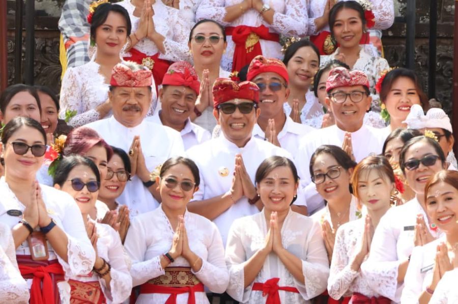 podiumnews.com-Mepeed dan Sembahyang Bersama, Bupati Tabanan Perkuat Kebersamaan Jajaran