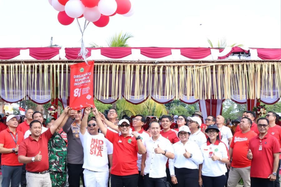 Bupati Tabanan, Dr. I Komang Gede Sanjaya, S.E., M.M., hadir membuka secara resmi parade Bendera Merah Putih sepanjang 100 meter di Taman Perjuangan Singasana, Tabanan, Bali, Selasa (4/8/2026). (foto/prokopimtabanan)