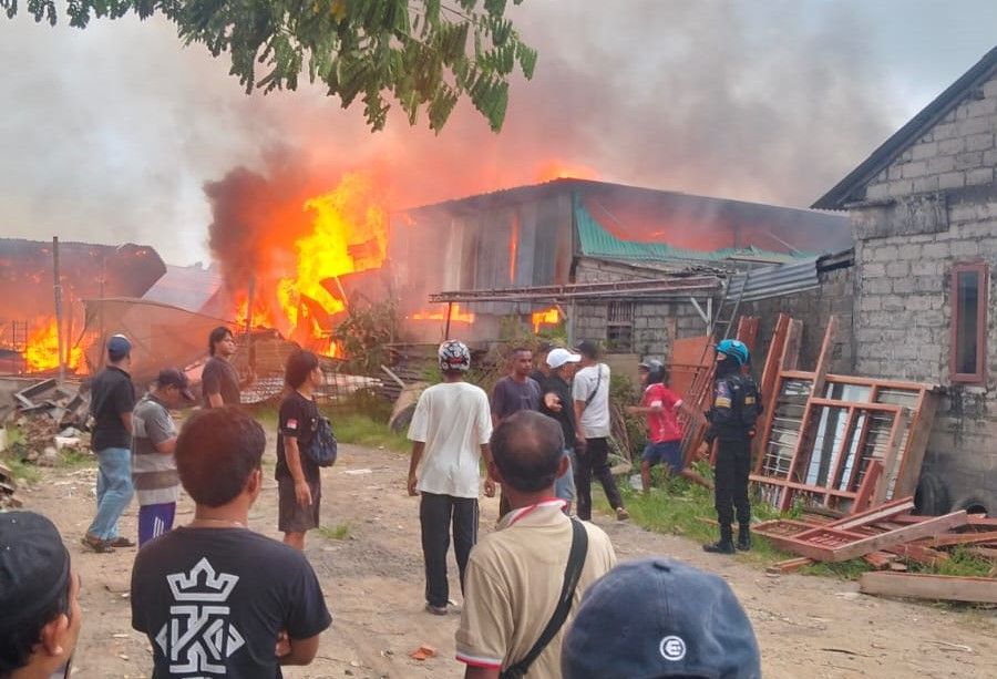 podiumnews.com-Mess Karyawan dan Gudang Kayu Ludes Terbakar di Pemogan