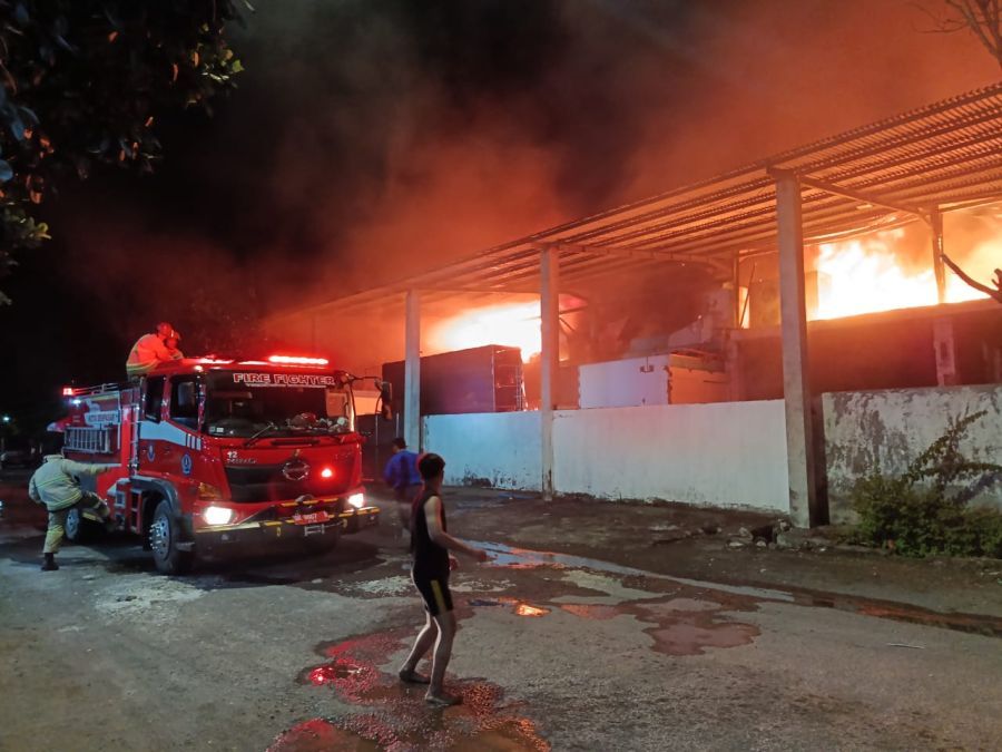 podiumnews.com-Mess Karyawan PT Sumber Nelayan di Benoa Ludes Terbakar