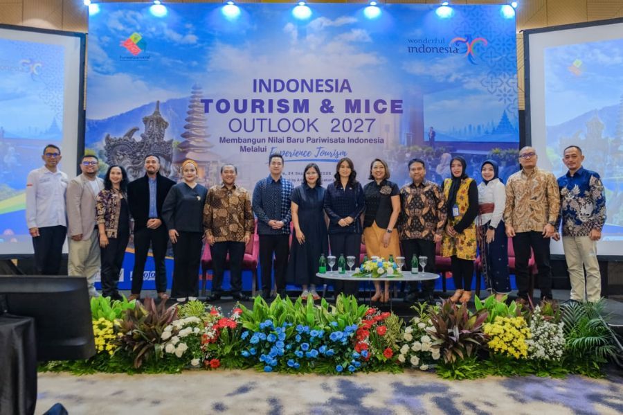 Wakil Menteri Pariwisata (Wamenpar) Ni Luh Puspa saat memberi sambutan pada Indonesia Tourism & MICE Outlook (ITMO) 2027 yang diselenggarakan Forwaparekraf di Mangkuluhur ARTOTEL Suites, Jakarta, Kamis (24/9/2026). (foto/Kemenpar)