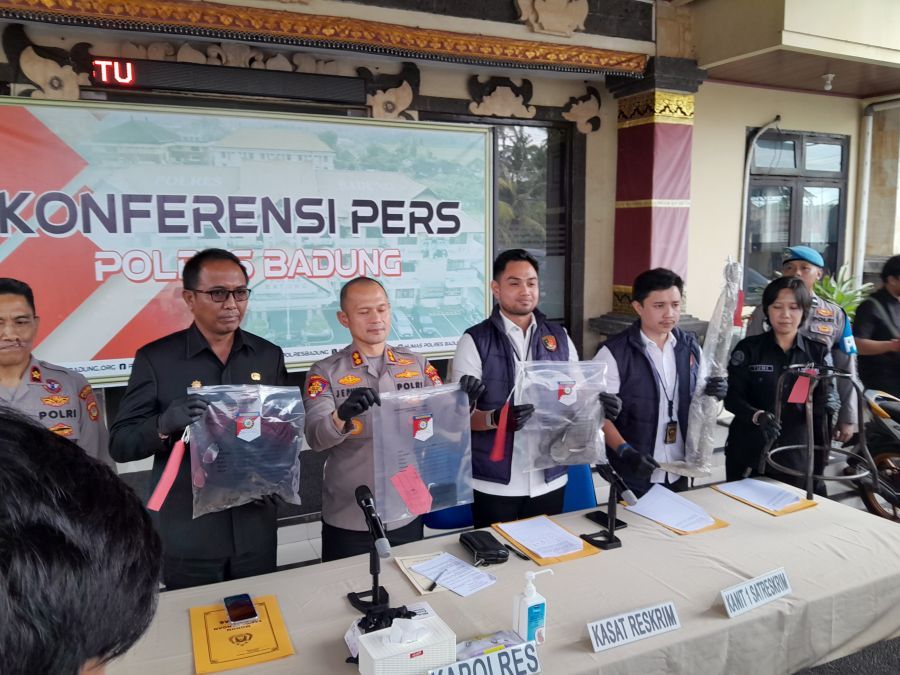 Kapolres Badung Joseph Edward Purba menjelaskan tentang kasus mayat terkubur di persawahan di Jalan Antasura, Banjar Cabe, Abiasemal, Badung, saat menggelar jumpa pers di Mapolres Badung, Bali, Rabu (20/5/2026). (foto/hes)