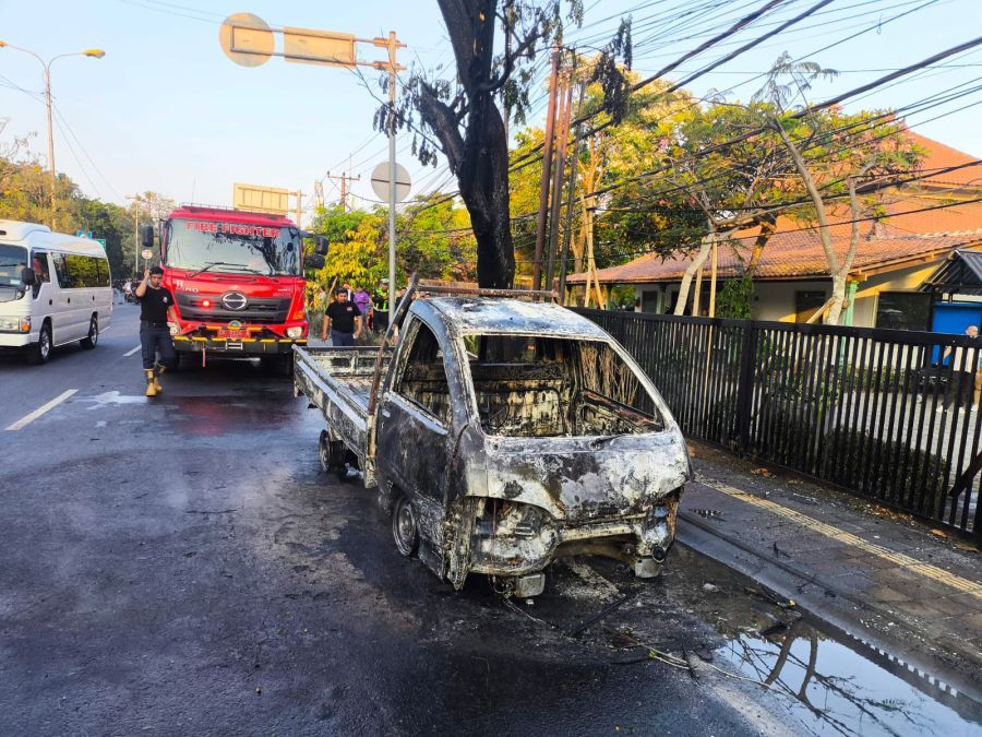Mobil Daihatsu pickup membawa 16 jerigen Pertamax dengan total sekitar 400 liter, ludes terbakar di Jalan Bypass Ngurah Rai, Sesetan, Denpasar Selatan, Denpasar, Bali, Senin (28/9/2026). (foto/hes)