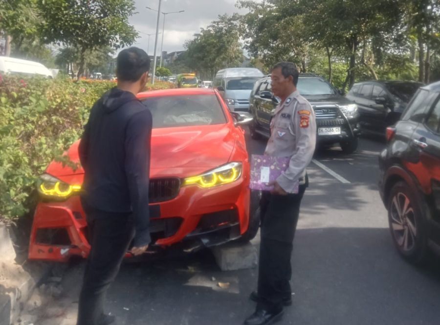Polisi meminta keterangan dari mobil BMW yang mengalami kecelakaan lalu lintas di Jalan Sunset Road, Kelurahan Seminyak, Kecamatan Kuta, Badung, Bali, Jumat (16/10/2026). (foto/hes)