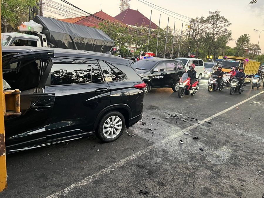 podiumnews.com-Mobil Innova dan Truk Tabrakan di Denpasar, Sopir Sepakat Damai