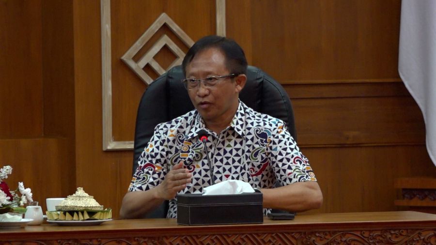 Direktur Retail dan Niaga PLN Adi Priyanto menyampaikan data pertumbuhan kendaraan listrik Bali yang mencapai 2,5 kali per tahun dalam rapat percepatan ekosistem EV di Jayasabha, Denpasar, Sabtu (24/1/2026). (foto/sukadana) 