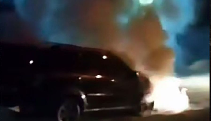 Satu unit mobil Toyota Rush nopol DK 1211 ACX tiba-tiba terbakar saat melintas di Jalan Badak Agung Banjar Badaksari Desa Sumerta Kelod, Denpasar Timur, Denpasar, Bali, Kamis (26/3/2026). (foto/hes)