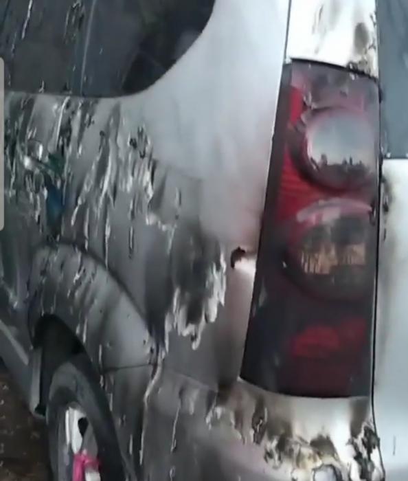 Sebuah Mobil Terpakir Tiba-tiba Terbakar di Denpasar