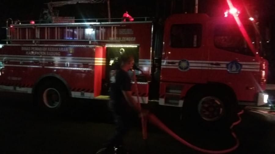 podiumnews.com-Pengemudi Mabuk, Mobil Tabrak Trotoar hingga Terbakar di Kuta