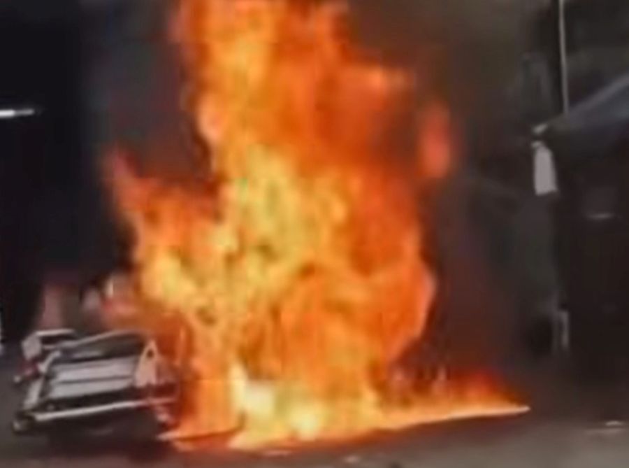 Motor gede (moge) jenis Harley Davidson nopol AD 4940 NV terbakar di depan gudang Beach Cleaning, Jalan Gumitir, Desa Kesiman Kertalangu, Kecamatan Denpasar Timur, Denpasar, Bali, Kamis (23/4/2026) sore. (foto/hes)