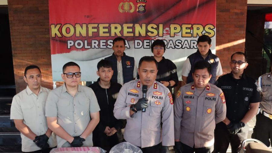 Wakapolresta Denpasar AKBP I Ketut Widiarta S.H., S.I.K., M.Si memberi keterangan tentang kasus pembunuhan oleh WNA asal Singapura, di Mapolresta Denpasar, Kamis (16/7/2026). (foto/hes)