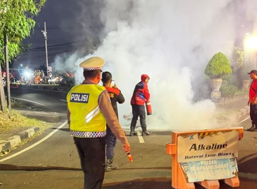 Sepeda motor Honda Kharisma terbakar di Jalan Imam Bonjol (simpang Buagan), Desa Pemecutan Klod, Denpasar Barat, Denpasar, Bali, Senin (22/6/2026). (foto/hes)
