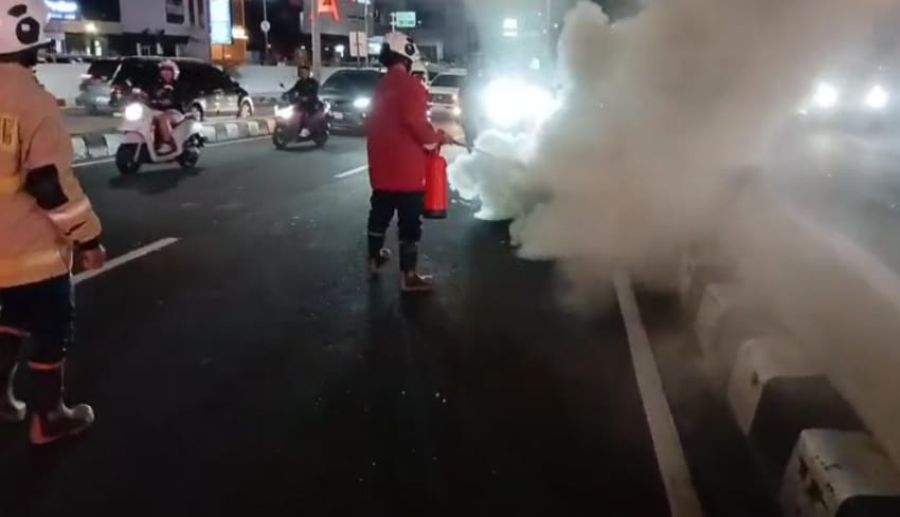 Sepeda motor Yamaha Mio terbakar saat melintas di Underpass Dewa Ruci, Jalan Bypass Ngurah Rai, Kuta, Badung, Bali, Rabu (11/2/2026) malam. (foto/hes)