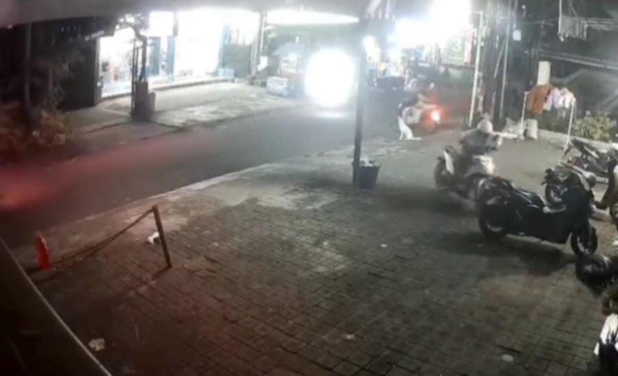 podiumnews.com-Motor Rizky Dicuri di Tempat Kerjanya di Sidakarya, Terekam CCTV