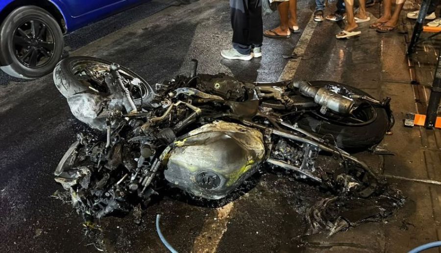 Sepeda motor sport yang dikendarai warga negara Ukraina berinisial D terjatuh lalu ludes terbakar, di Jalan Pantai Berawa Nomor 10, Desa Tibubeneng, Kecamatan Kuta Utara, Badung, Bali, Selasa (22/9/2026) malam. (foto/hes)