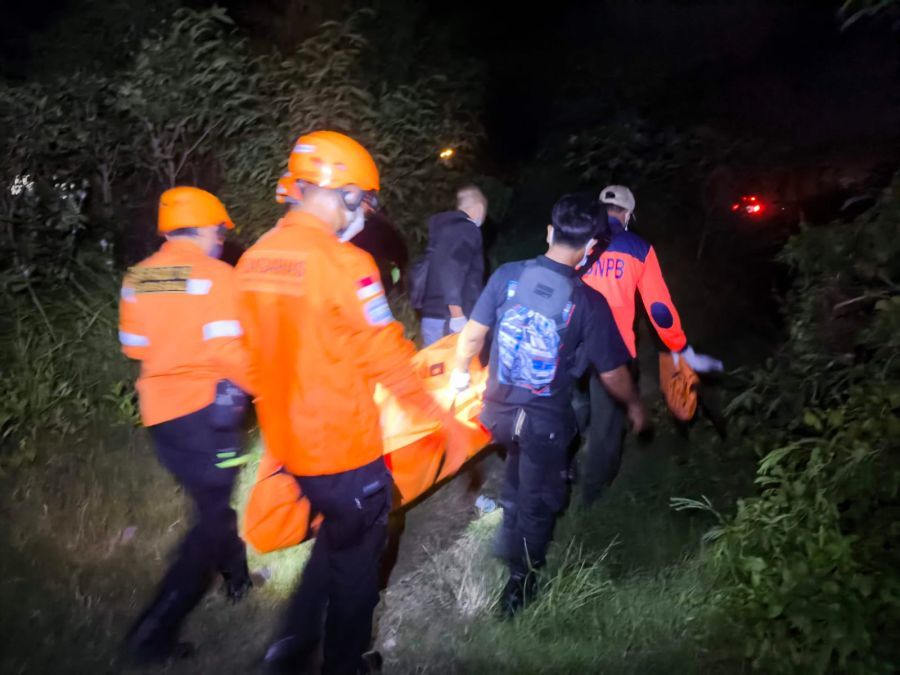 Petugas mengevakuasi pria yang tewas gantung diri di sebuah lahan kosong barat Embung Sanur di Jalan Danau Tempe Sidakarya, Denpasar Selatan, Denpasar, Bali, Kamis (13/11/2025). (foto/hes)