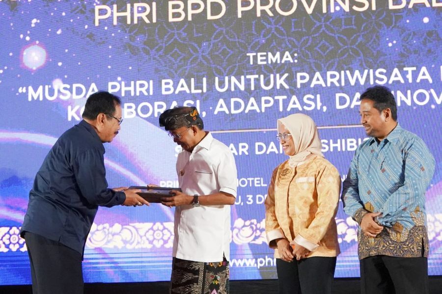 Gubernur Bali Wayan Koster secara resmi membuka Musyawarah Daerah (MUSDA) XV Tahun 2025 Perhimpunan Hotel dan Restoran Indonesia (PHRI) BPD Provinsi Bali yang dirangkaikan dengan seminar dan ekshibisi bertema “MUSDA PHRI Bali untuk Pariwisata Bangkit: Kolaborasi, Adaptasi, dan Inovasi”, bertempat di Prime Plaza Hotel Sanur, Denpasar, Bali, Rabu (3/12/2025). (foto/Sukadana)