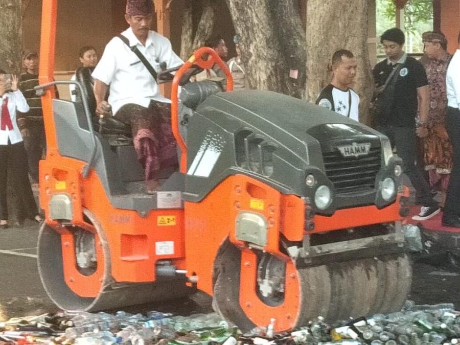 Ratusan Botol Minuman Beralkohol Hasil Sitaan Dimusnahkan Polda Bali