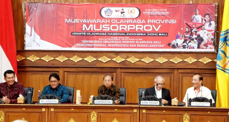 Gubernur Bali Wayan Koster didampingi Wakil Gubernur Bali Nyoman Giri Prasta, dan Ketua DPRD Bali Dewa Made Mahayadnya menghadiri langsung Musyawarah Olahraga Provinsi (Musorprov) Komite Olahraga Nasional Indonesia (KONI) Bali, di Gedung Wiswa Sabha Utama, Kantor Gubernur Bali, di Renon, Denpasar, Senin (23/3/2026). (Foto/sukadana)