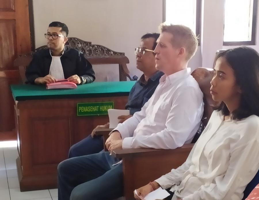 podiumnews.com-Hakim Vonis 3 Tahun Bule Inggris Pemilik Kokain