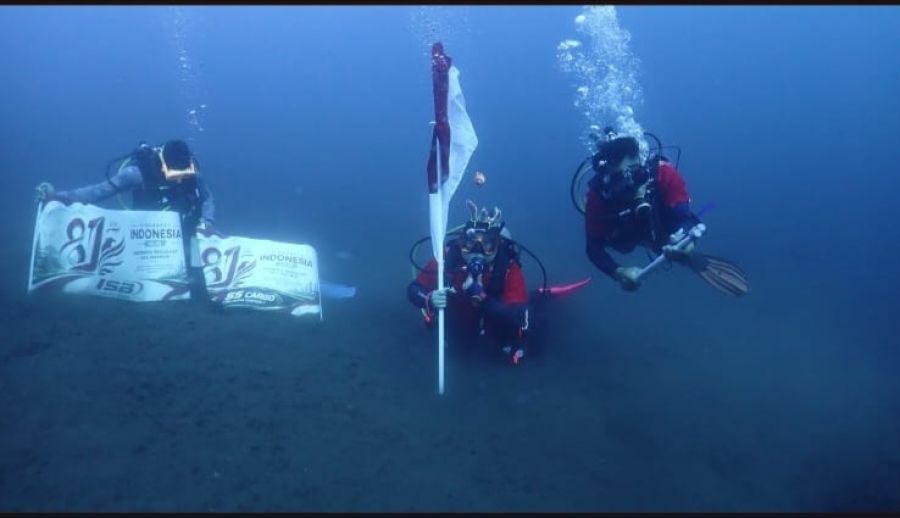 Nengah Rudiati dan timnya mengibarkan bendera merah putih di kedalaman laut Pantai Tulamben, dan Pura Gerombong, Karangasem, Bali. (foto/hes)