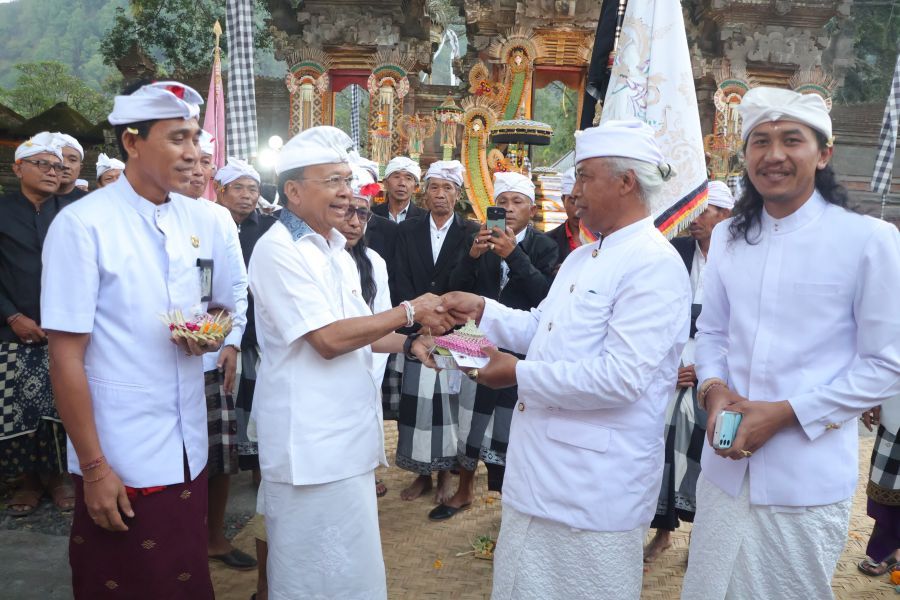 Gubernur Bali Wayan Koster saat menghadiri Muspayang Bhakti Nganyarin serangkaian Karya Pujawali Ngusaba Purnamaning Sasih Kapat (Ida Betara/Betari Tedun Kabeh) di Pura Bukit Mentik, Desa Adat Batur, Kintamani, Bangli, Bali, Kamis (1/10/2026) sore. (foto/sukadana)