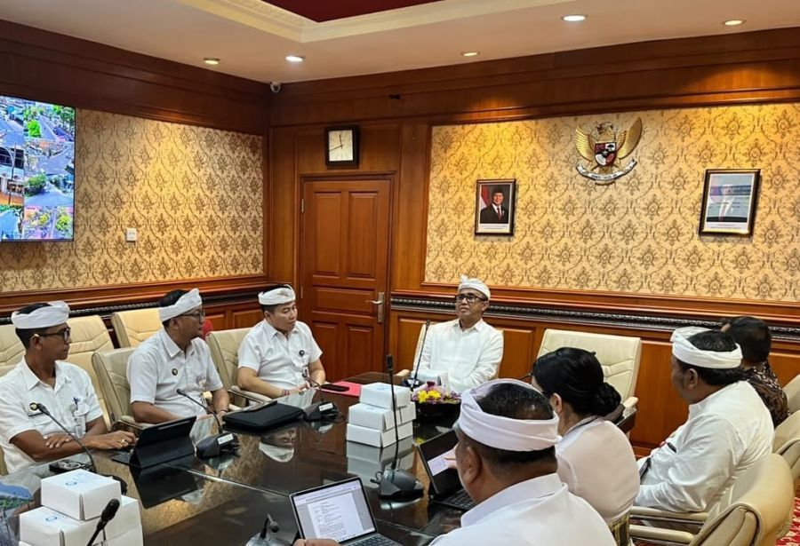 Rapat pembahasan Peninjauan NJOP PBB-P2 2027 yang dipimpin Walikota Denpasar, I Gusti Ngurah Jaya Negara, dengan pemaparan dari Kepala Badan Pendapatan Daerah (Bapenda) Kota Denpasar, I Nyoman Denny Widya didampingi lengkap bersama Sekretaris Badan, Kepala Bidang, dan Kepala UPT, di Kantor Walikota Denpasar, Kamis (22/10/2026). (foto/sukadana)