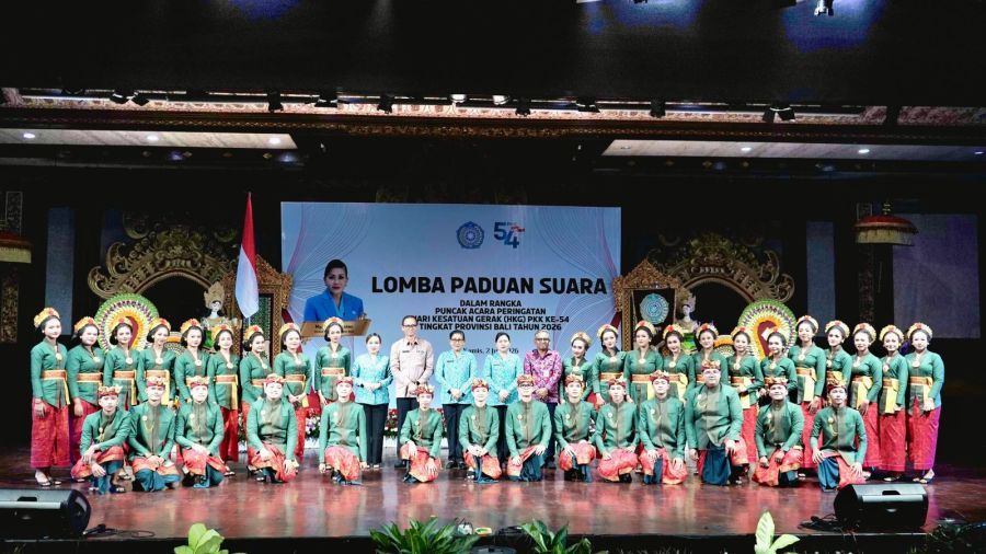 Sekretaris I TP PKK Kota Denpasar, Ny. Ayu Kristi Arya Wibawa hadir secara langsung untuk memberikan dukungan penuh kepada kontingen Kota Denpasar yang berlaga dalam lomba yang diselenggarakan di Gedung Ksirarnawa, Art Center, Denpasar, Bali, Kamis (2/7/2026). (foto/sukadana)
