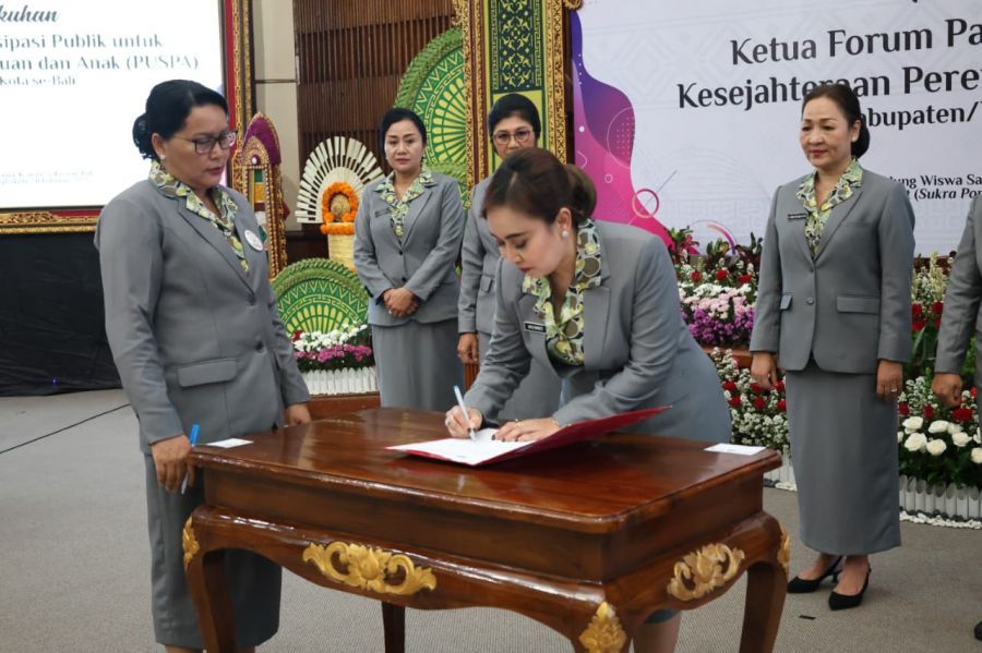  Ny Ayu Kristi Arya Wibawa secara resmi dikukuhkan sebagai Ketua Forum Partisipasi Publik untuk Kesejahteraan Perempuan dan Anak (PUSPA) Kota Denpasar oleh Ketua Forum PUSPA Provinsi Bali, Ny Seniasih Giri Prasta, di Gedung Wiswa Sabha Utama, Kantor Gubernur Bali, di Denpasar, Jumat (20/2/2026). (foto/sukadana)